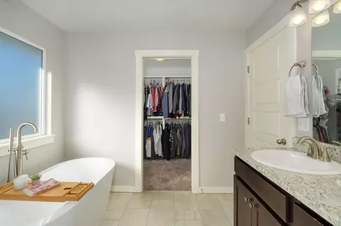 Bath - 768 E Penzance Cir, Nixa, MO 65714 photo 3 of 7
