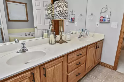 Bath - 509 Clover Ct, Nixa, MO 65714 photo 2 of 7