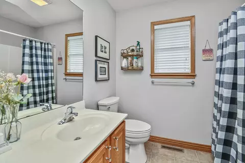 Bath - 509 Clover Ct, Nixa, MO 65714 photo 6 of 7