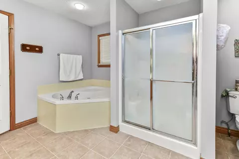 Bath - 509 Clover Ct, Nixa, MO 65714 photo 4 of 7