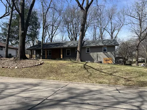 Exterior - 2827 S Chantilly Ln, Springfield, MO 65804 photo 6 of 13