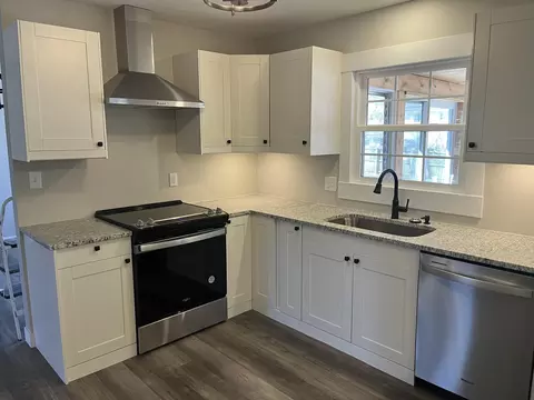 Kitchen - 2827 S Chantilly Ln, Springfield, MO 65804 photo 2 of 3