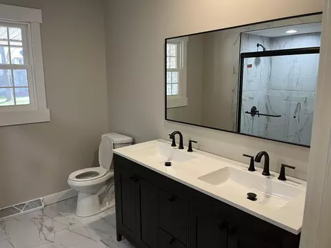 Bath - 2827 S Chantilly Ln, Springfield, MO 65804 photo 1 of 5