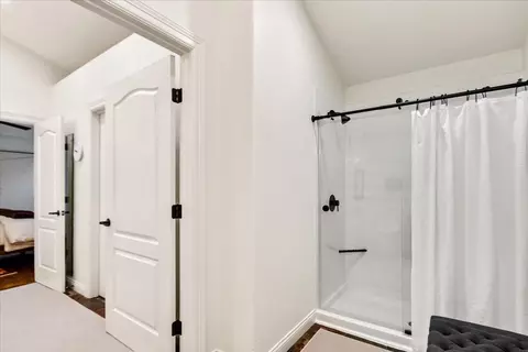 Bath - 2518 E Ottawa St, Springfield, MO 65804 photo 5 of 7