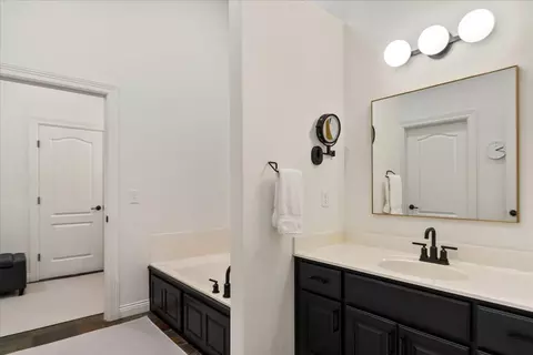 Bath - 2518 E Ottawa St, Springfield, MO 65804 photo 1 of 7