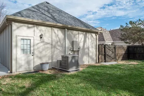 Exterior - 2518 E Ottawa St, Springfield, MO 65804 photo 10 of 12