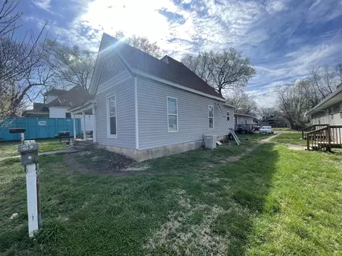 1042 W Calhoun St, Springfield, MO 65802 photo 2