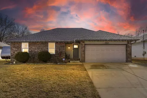 1064 E Snider St, Springfield, MO 65803 photo 1