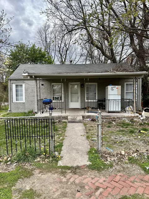 2003 N Travis Ave, Springfield, MO 65803