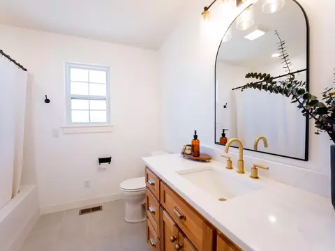 Bath - 100 Pond View Dr, Marshfield, MO 65706 photo 2 of 12