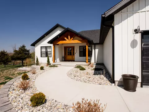 Exterior - 100 Pond View Dr, Marshfield, MO 65706 photo 3 of 9