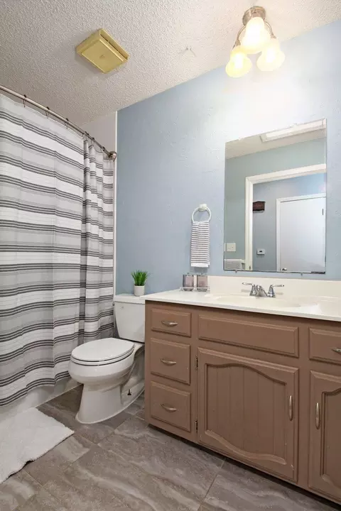 Bath - 2048 S Lexington Ave, Springfield, MO 65807 photo 2 of 3