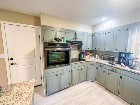 Kitchen - 2004 S Oak Grove Ave, Springfield, MO 65804 photo 6 of 7
