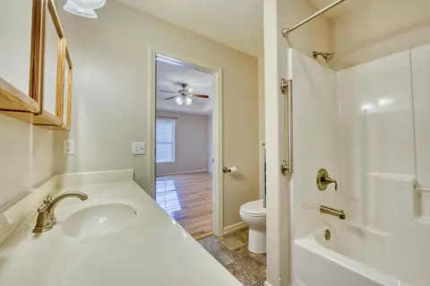 Bath - 4232 S Shady Lake Ave, Springfield, MO 65810 photo 3 of 7