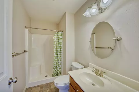 Bath - 4232 S Shady Lake Ave, Springfield, MO 65810 photo 4 of 7