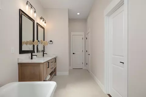 Bath - 5958 S Holland Ave, Springfield, MO 65810 photo 2 of 11