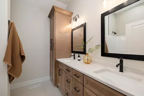 Bath - 5958 S Holland Ave, Springfield, MO 65810 photo 8 of 11