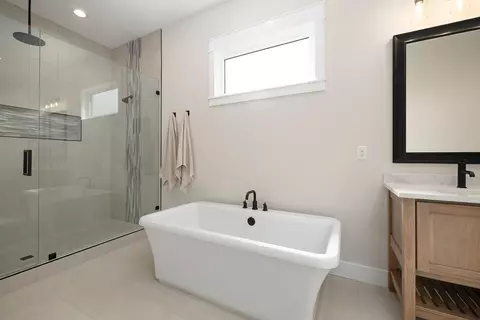 Bath - 5958 S Holland Ave, Springfield, MO 65810 photo 4 of 11