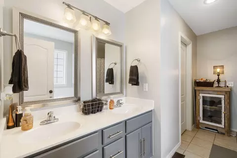 Bath - 1127 W Mccafferty St, Nixa, MO 65714 photo 2 of 5