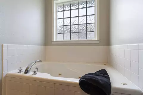 Bath - 1127 W Mccafferty St, Nixa, MO 65714 photo 3 of 5