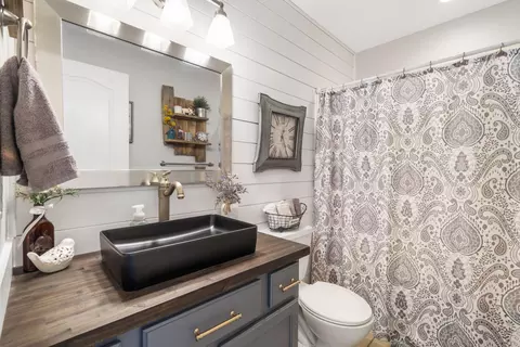 Bath - 1127 W Mccafferty St, Nixa, MO 65714 photo 1 of 5