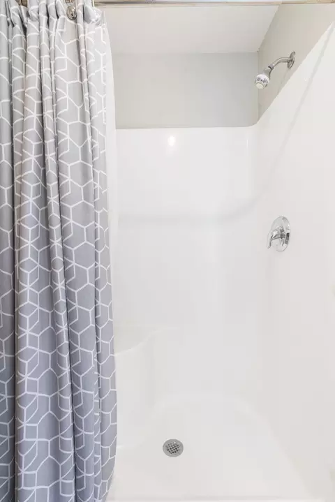 Bath - 1127 W Mccafferty St, Nixa, MO 65714 photo 4 of 5
