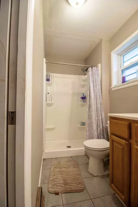 Bath - 2318 S Linden Ave, Springfield, MO 65804 photo 3 of 8