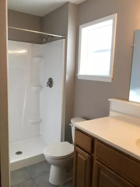 Bath - 2318 S Linden Ave, Springfield, MO 65804 photo 7 of 8