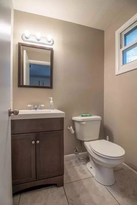 Bath - 2318 S Linden Ave, Springfield, MO 65804 photo 1 of 8