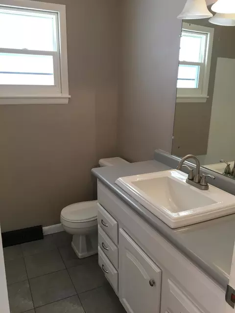 Bath - 2318 S Linden Ave, Springfield, MO 65804 photo 6 of 8