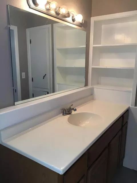 Bath - 2318 S Linden Ave, Springfield, MO 65804 photo 8 of 8