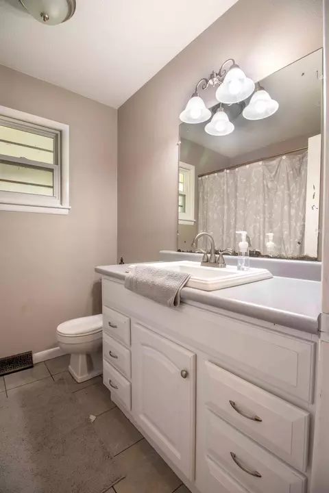 Bath - 2318 S Linden Ave, Springfield, MO 65804 photo 2 of 8