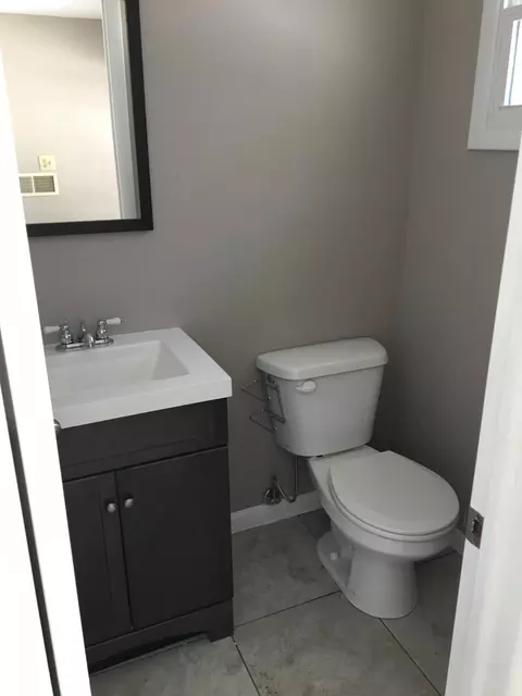 Bath - 2318 S Linden Ave, Springfield, MO 65804 photo 5 of 8