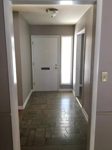 Entry Way - 2318 S Linden Ave, Springfield, MO 65804 photo 2 of 6
