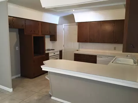 Kitchen - 2318 S Linden Ave, Springfield, MO 65804 photo 3 of 4