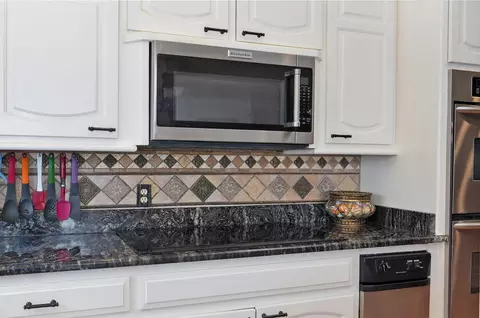 Kitchen - 3870 E Pond Apple Dr, Springfield, MO 65809 photo 4 of 6