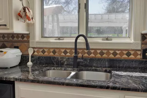 Bath - 3870 E Pond Apple Dr, Springfield, MO 65809 photo 1 of 8