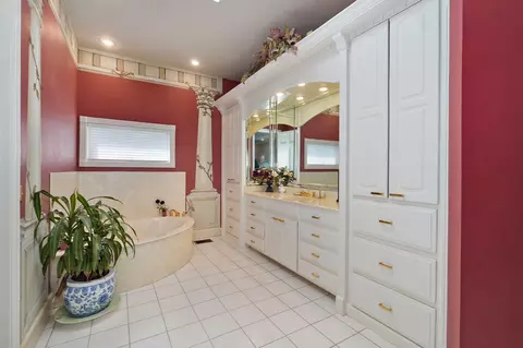 Bath - 3870 E Pond Apple Dr, Springfield, MO 65809 photo 2 of 8