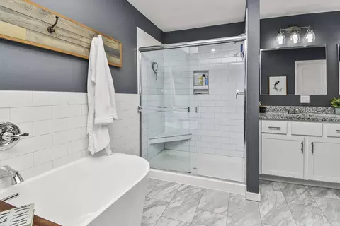 Bath - 4336 E Hidden Oak Ct, Springfield, MO 65802 photo 4 of 10