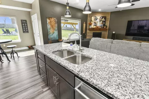 Kitchen - 4336 E Hidden Oak Ct, Springfield, MO 65802 photo 6 of 8