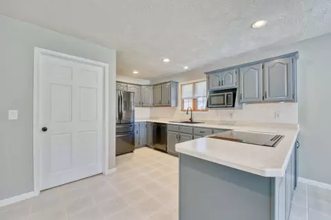 Kitchen - 4932 S Clay Ct, Springfield, MO 65810 photo 4 of 6