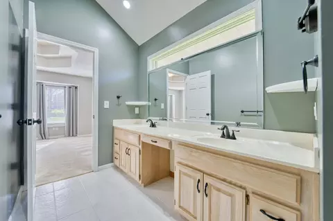 Bath - 4932 S Clay Ct, Springfield, MO 65810 photo 4 of 6