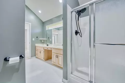 Bath - 4932 S Clay Ct, Springfield, MO 65810 photo 3 of 6
