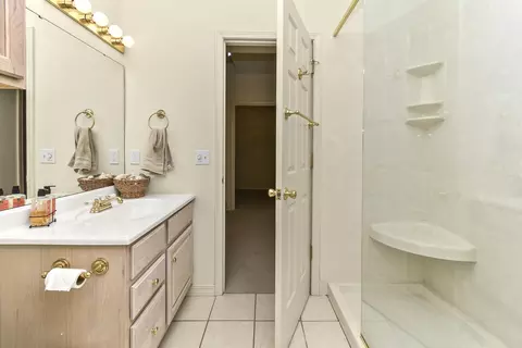 Bath - 142 Oxford Ln, Branson, MO 65616 photo 7 of 9