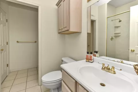 Bath - 142 Oxford Ln, Branson, MO 65616 photo 6 of 9