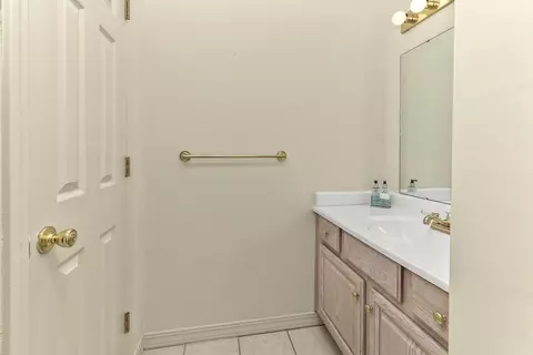 Bath - 142 Oxford Ln, Branson, MO 65616 photo 8 of 9