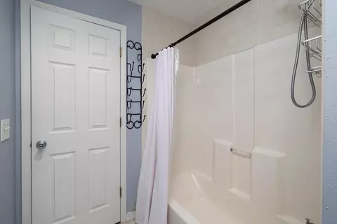 Bath - 913 S Nicholas Rd, Nixa, MO 65714 photo 3 of 6
