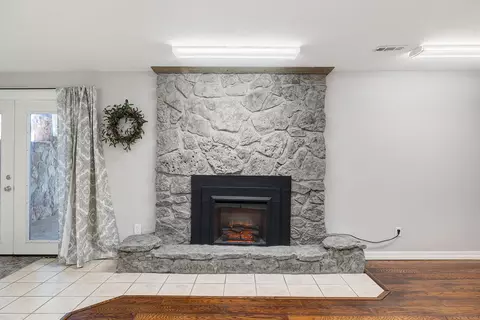 Living - 913 S Nicholas Rd, Nixa, MO 65714 photo 2 of 7