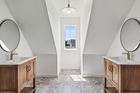 Bath - 989 E Valley Trail Dr, Republic, MO 65738 photo 4 of 7