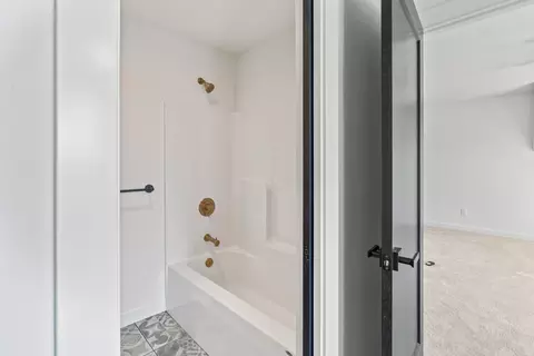 Bath - 989 E Valley Trail Dr, Republic, MO 65738 photo 6 of 7